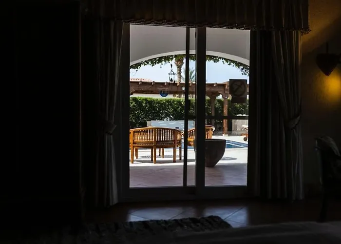 Beachfront Sheraton With Private Area فيلة