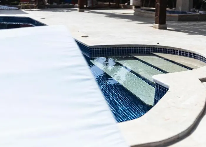 Beachfront Sheraton With Private Area فيلة