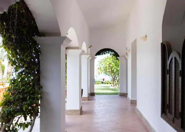 Beachfront Sheraton With Private Area فيلة